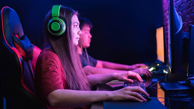 jovens jogando videogame